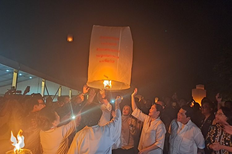 Menteri BUMN Erick Tohir, Menteri Pariwisata dan Ekonomi Kreatif (Menparekraf) Sandiaga Uno dan Gubernur Jawa Tengah Ganjar Pranowo, bersama-sama menyalakan lentera lalu menerbangkan lampion pada puncak perayaan Tri Suci Waisak 2567 BE, di Candi Borobudur Magelang, Jawa Tengah, Minggu (4/6/2023) malam.