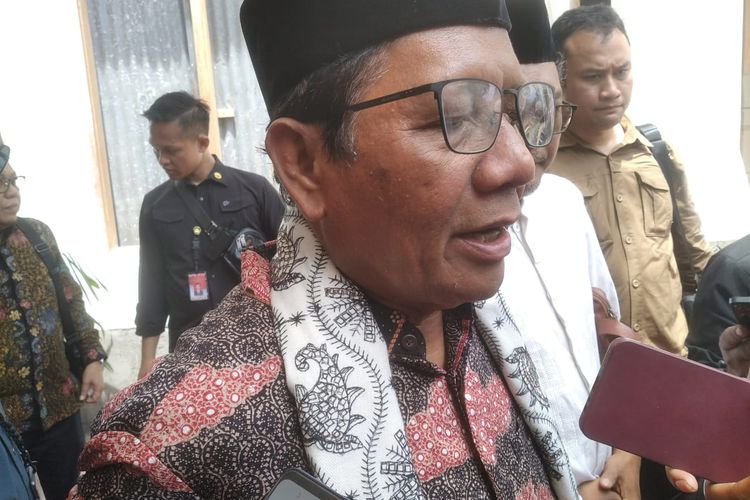 Mahfud MD ketika bersilaturahmi dengan pengasuh Pondok Pesantren Salafiyah Syafi'iyah Situbondo Jawa Timur, Minggu (3/12/2023).