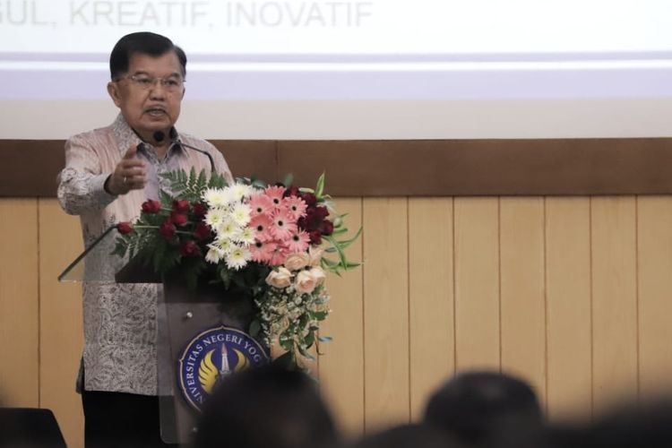 Wakil Presiden Jusuf Kalla saat menjadi pembicara utama Seminar Nasional Dies Natalis Universitas Negeri Yogyakarta (UNY) di Ruang Sidang Utama Rektorat UNY, Sabtu (04/05/2019).