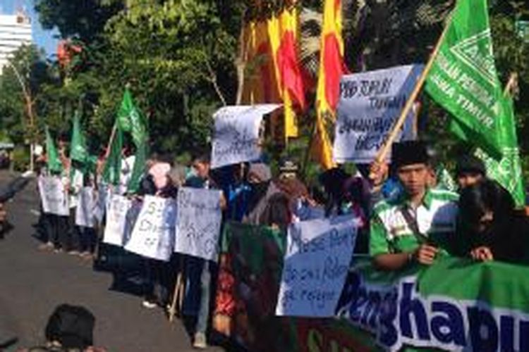 Aksi solidaritas untuk Muslim Rohingnya di Surabaya.