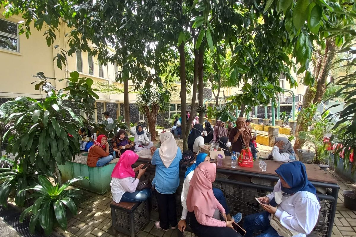 Puluhan orangtua murid SDN Pondok Cina 1, Beji, Depok tengah menunggu hasil audiensi terkait rencana relokasi SDN Pondok Cina 1 di Gedung DPRD Kota Depok, Jumat (11/11/2022).