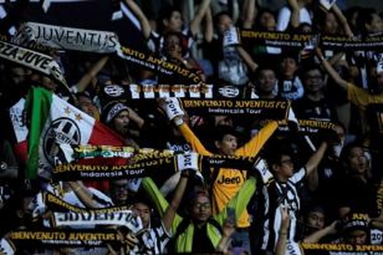 Suporter tim sepak bola Juventus meneriakkan yel-yel saat menyaksikan latihan terbuka jelang pertandingan melawan ISL All Star di Stadion Utama Gelora Bung Karno, Jakarta, Selasa (5/8/2014). Juara Liga Italia, Juventus, dijadwalkan akan melawan Indonesia Super League (ISL) All Star pada 6 Agustus mendatang di Stadion Utama Gelora Bung Karno pukul 20.00 wib.