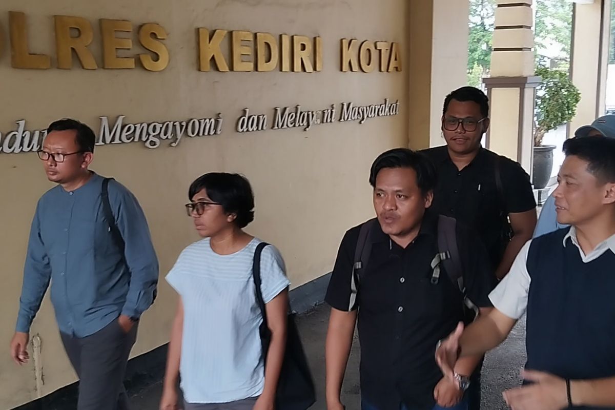 Rombongan YLBHI termasuk Muhammad Isnur dan Asfinawati saat menjenguk par tahanan aksi unjukrasa 30 Agustus di Mapolres Kediri Kota, Jawa Timur, Senin (06/10/2025).