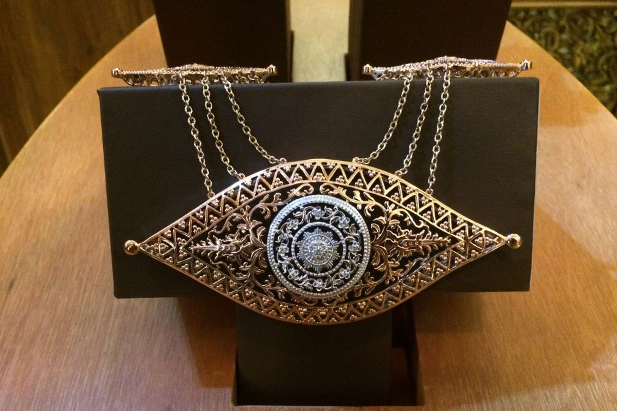 Kalung dari The Palace dan Samuel Wattimena yang terinspirasi bentuk perhiasan Pending.