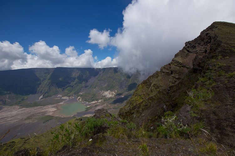 Lanskap kaldera Gunung Tambora, Dompu, Nusa Tenggara Barat, Minggu (22/3/2015). Dua abad peringatan letusan Gunung Tambora yang mengguncang dunia diperingati April 2015. KOMPAS IMAGES/KRISTIANTO PURNOMO