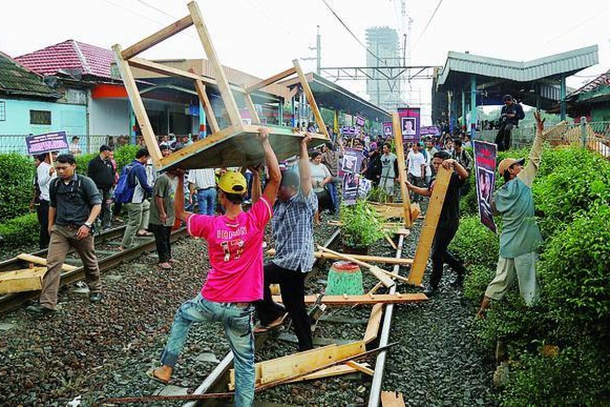 Penumpang  kereta api Jakarta-Bogor telantar akibat  rel kereta di Stasiun Pondok Cina, Depok, sepanjang sekitar 30 meter ditutup dengan material bekas bongkaran kios, Senin (14/1), oleh pedagang dan mahasiswa yang protes pembongkaran kios. Akibat penutupan ini,   perjalanan kereta api Jakarta-Bogor terhenti dari pukul 12.40 hingga pukul 17.40.