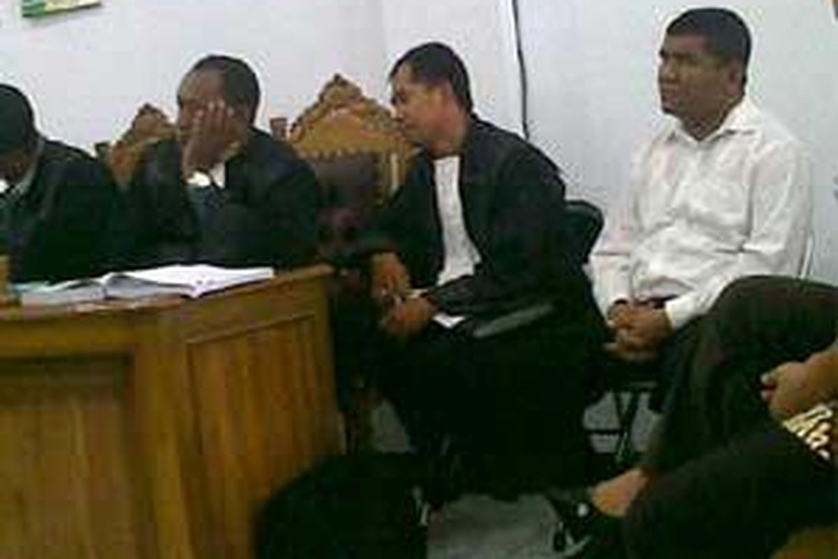 Terdakwa Hendrikus Kia Walen saat mendengarkan keterangan saksi, Jery Herawan Lo dalam kasus pembunuhan Direktur Utama PT Putra Rajawali Banjaran, Nasrudin Iskandar Zulkarnaen di Pengadilan Negeri Tangerang, Senin (26/10).