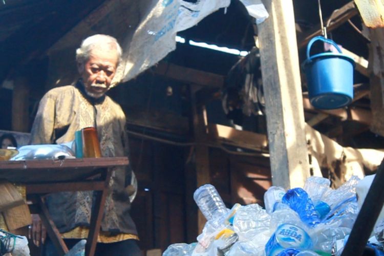 Potret Kemiskinan, Kakek Hamid di Kabupaten Barru Hidup di Rumah Reok Yang Porak Poranda Sebatang Kara