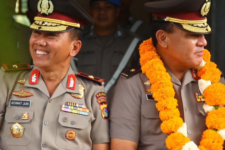 Kapolda NTB yang baru, Brigjen Pol Achmad Juri bersama mantan Kapolda NTB, Brigjen Pol Firli (pakai kalungan bunga) saat pisah sambut di Mapolda NTB, Sabtu sore (20/4/2018).