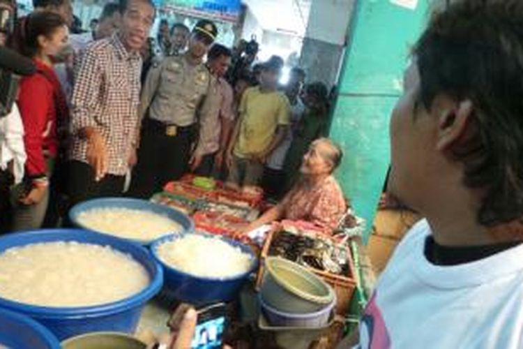 Calon presiden Joko Widodo menyempatkan diri membeli kolang kaling di Pasar Pondok Labu, Jakarta Selatan, Senin (30/6/2014) siang.