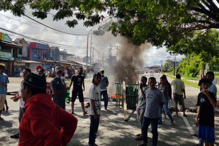 Warga memblokade jalan Jenderal Sudirman, tepatnya di Kompleks Pasar Bersama Kota Sorong, Papua Barat, Rabu (21/7/2021).