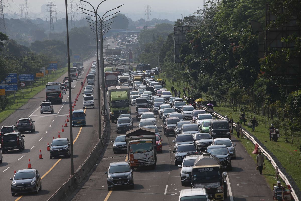 Antrean kendaraan terjebak kemacetan di tol Jagorawi menuju Puncak Bogor, Sabtu (15/8/2020). Libur panjang akhir pekan mengakibatkan banyak wisatawan berlibur ke Puncak.