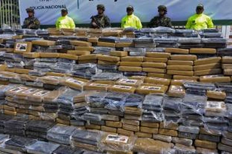 Polisi Kolombia memamerkan 7 ton kokain yang berhasil mereka sita di pelabuhan Cartegena sebelum dikirimkan ke Kamboja.