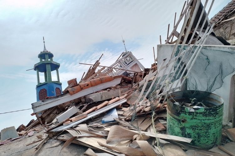 Kondisi kerusakan yang menmpa sejumlah bangunan rumah warga di wilayah Desa Nagrak, Cianjur, Jawa Barat, akibat gempa M 5,6.