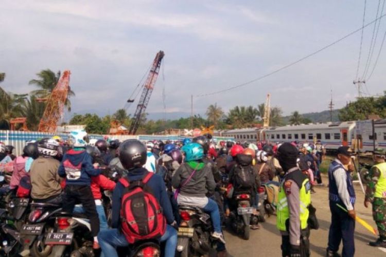 Kemacetan panjang hingga 15 kilometer yang didominasi kendaraan pemudik terjadi dari arah Karangsawah, Brebes, Jawa Tengah, hingga flyover Klonengan, Prupuk, Kabupaten Tegal, Rabu (13/6/2018).