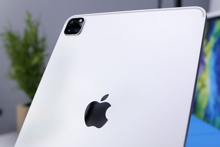 Logo Apple di bagian belakang iPad
