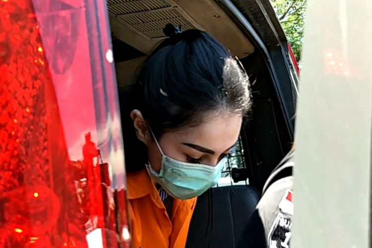 Jennifer Dunn tiba di gedung Kejaksaan Negeri Jakarta Selatan di Jagakarsa, Jakarta Selatan, Kamis (15/3/2018), untuk diserahkan polisi ke kejaksaan.