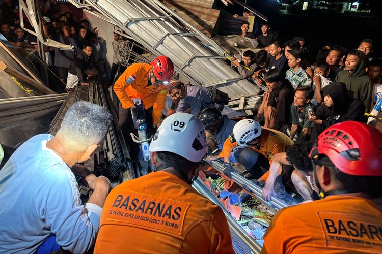 Truk Rem Blong Terguling dan Timpa Rumah Warga di Banyumas, 1 Orang Tewas