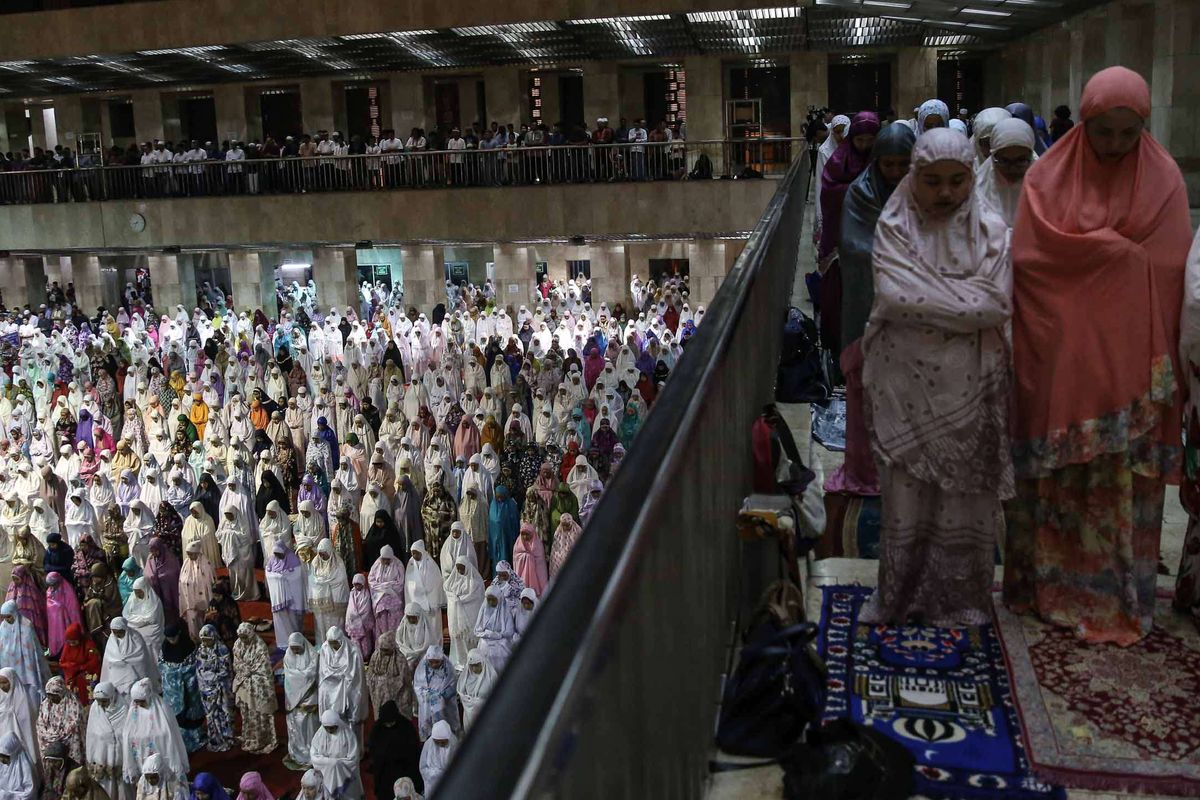 Umat Muslim melaksanakan shalat tarawih pertama di Masjid Istiqlal, Jakarta Pusat, Minggu (5/5/2019). Pemerintah melalui Kementerian Agama (Kemenag) telah menetapkan 1 Ramadhan 1440 Hijriah jatuh pada Senin (6/5/2019).