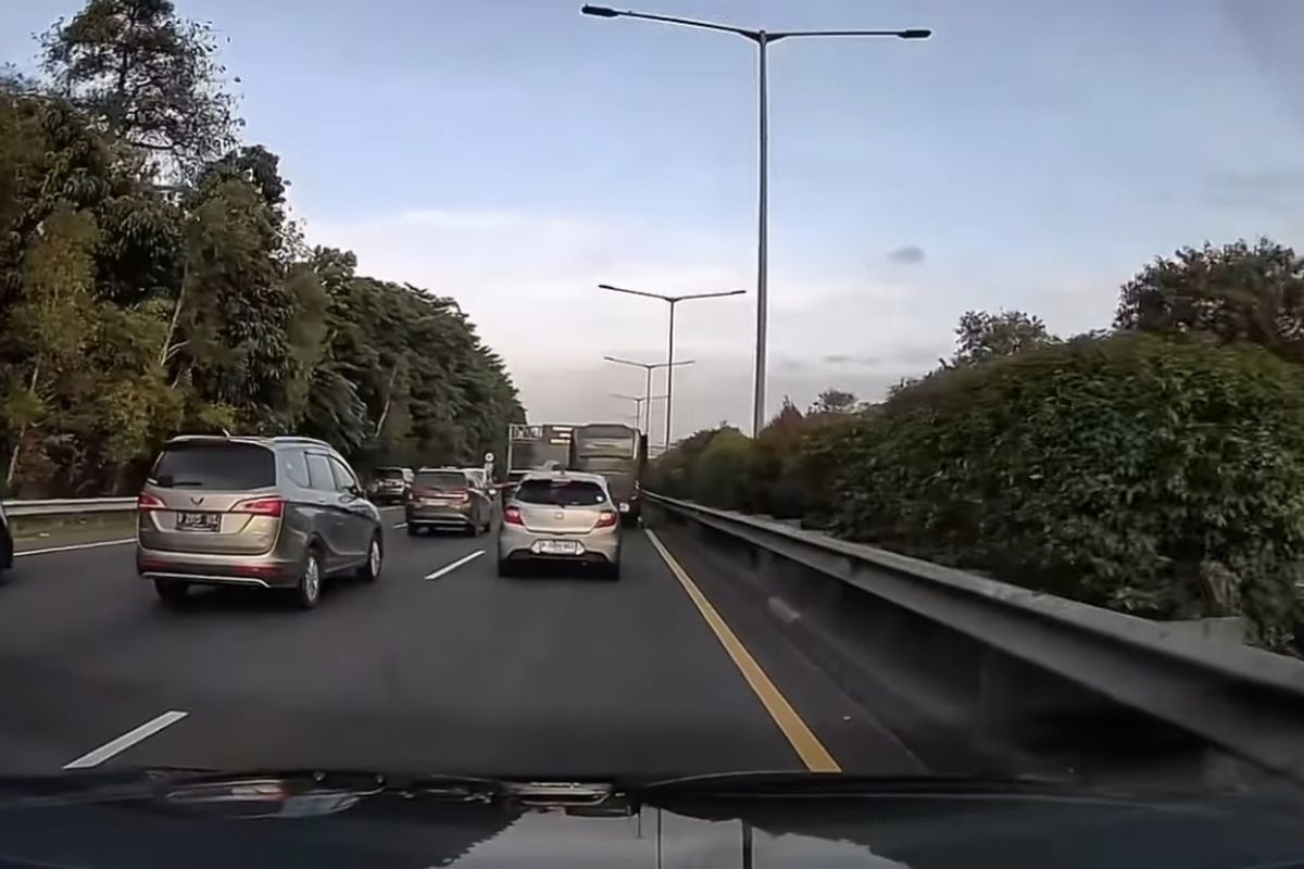 Bocah terjatuh dari bus saat tengah melaju di Tol JORR Joglo Ciledug - Veteran Bintaro, Jakarta Selatan.