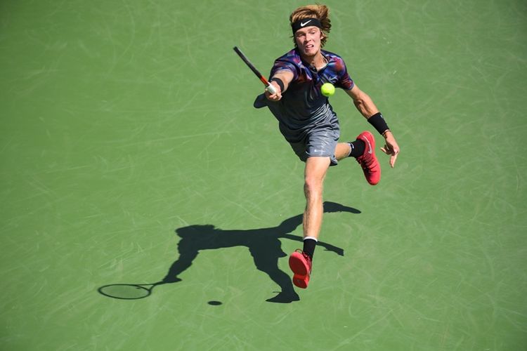 Petenis berusia 19 tahun asal Rusia, Andrey Rublev, mengembalikan bola saat melawan petenis Belgia, David Goffin, dalam pertandingan kualifikasi Grand Slam AS Terbuka 2017 di New York, 4 September 2017.
