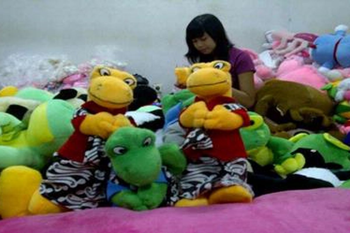 Boneka maskot SEA Games 2011, Modo-Modi, saat diproduksi di Hayashi Toys, Kota Bekasi, Senin (7/11/2011).   