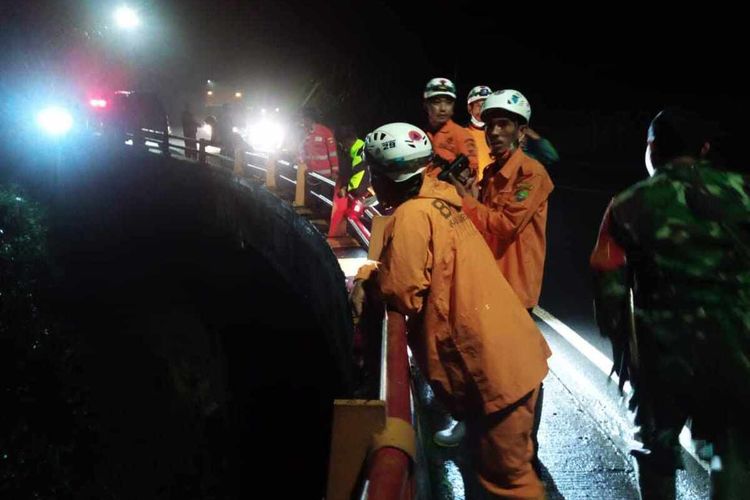 Personel gabungan masih melakukan pencarian terhadap Yana Supriatna, warga Sumedang yang hilang secara misterius di kawasan Cadas Pangeran, Sumedang, Jabar, Rabu (17/11/2021).