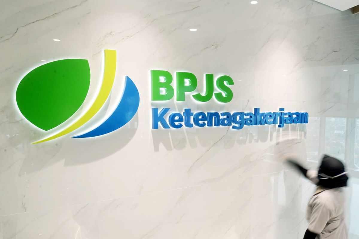 Seorang petugas sedang membersihkan area Kantor BPJS Ketenagakerjaan. cara cek BPJS Ketenagakerjaan aktif atau tidak, daftar antrian online BPJS Ketenagakerjaan, registrasi antrian online BPJS Ketenagakerjaan