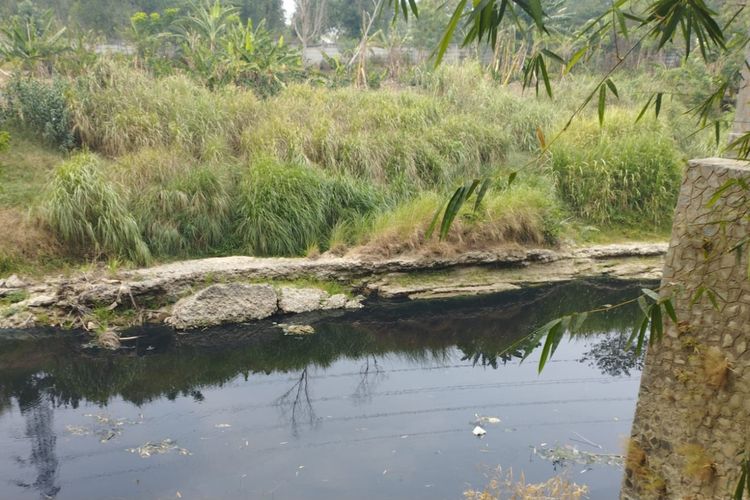 Air Sungai Cibeet di wilayah Wanakerta, Karawang, Jawa Barat menghitam dan bau menyengat, Senin (16/10/2023).