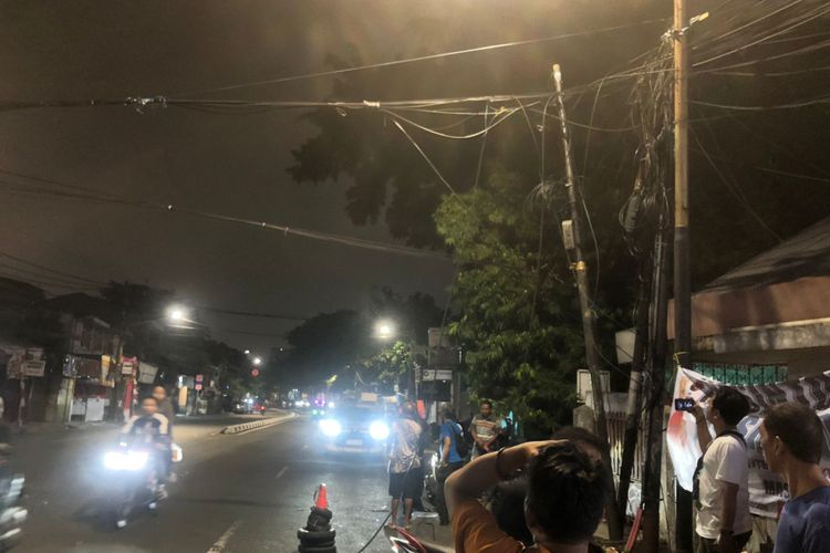 Kabel menjuntai di Jalan KS Tubun, Slipi, Jakarta Barat karena terkena truk pasa Rabu (9/8/2023) malam. 