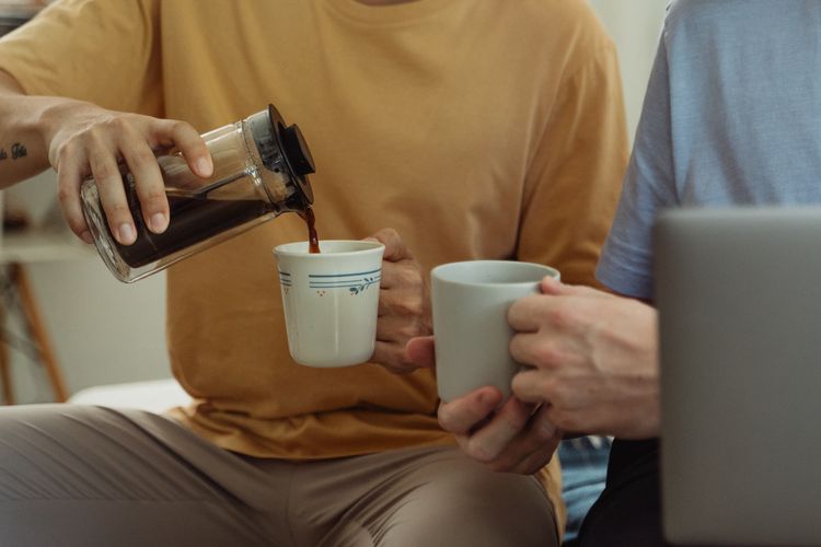 Minum kopi setiap hari bisa menurunkan risiko batu ginjal.