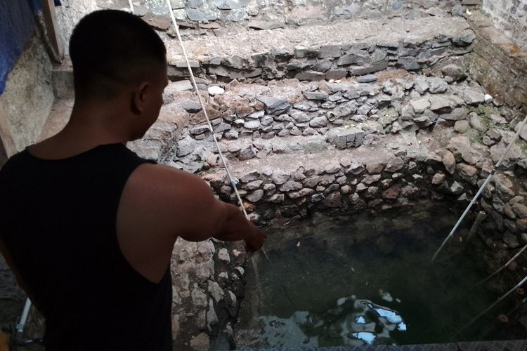 Warga Kelurahan Pasir Kaliki, Kecamatan Cicendo, Kota Bandung, Jawa Barat menunjukan kondisi Sumur Siuk, Kamis (12/10/2023).