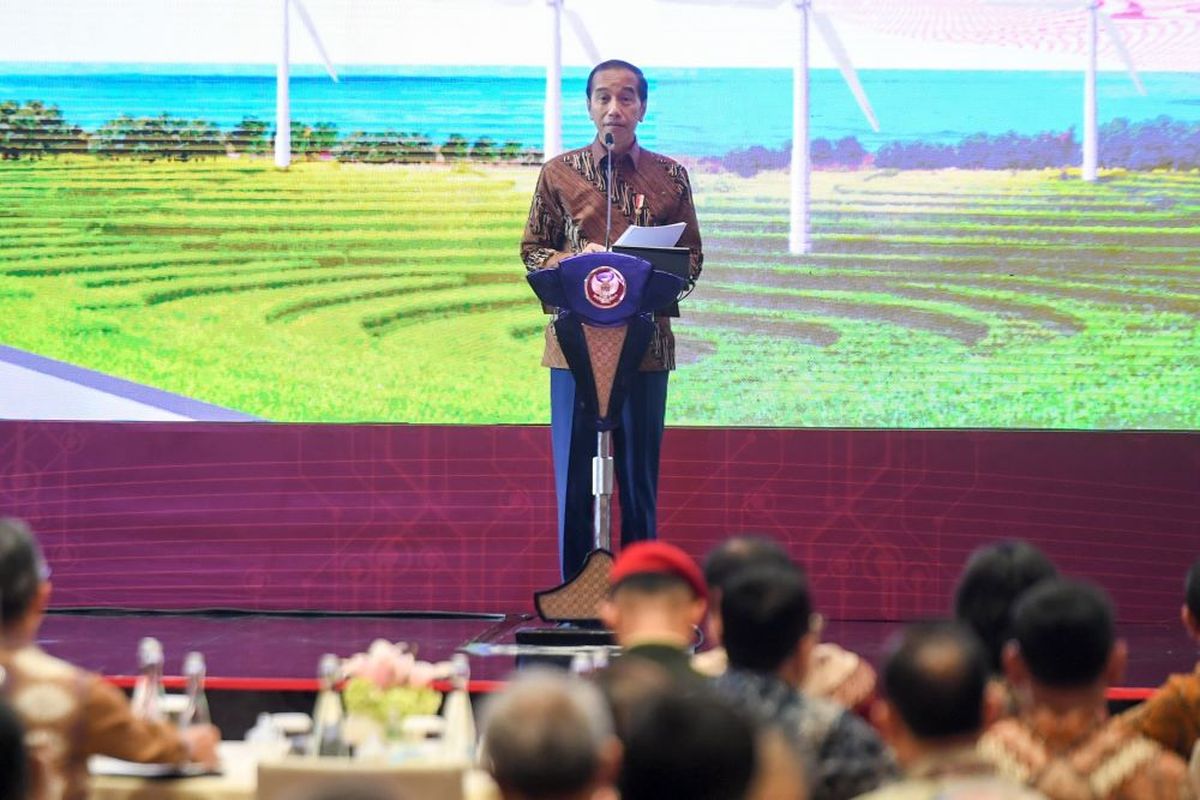 Presiden Joko Widodo memberikan arahan pada Pertemuan Tahunan Industri Jasa Keuangan (PTIJK) 2024 di Jakarta, Selasa (20/2/2024). PTIJK 2024 bertema Sektor Jasa Keuangan yang Kuat dan Stabil untuk Mendukung Pertumbuhan Ekonomi yang Berkelanjutan itu digelar sebagai bentuk akuntabilitas dan transparansi kinerja OJK kepada publik. ANTARA FOTO/Hafidz Mubarak A/tom.