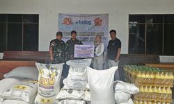 Bersama Satgas PAM SP Garuda Merah Putih, Bulog Salurkan Bantuan Makanan Bergizi ke Merauke