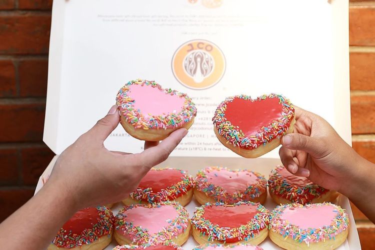 Paket spesial Valentine di J.Co Donut menampilkan donat spesial berbentuk hati