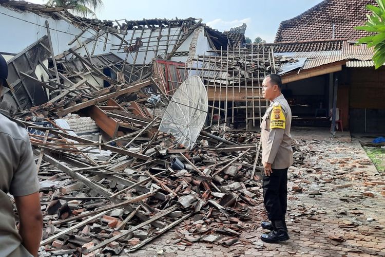 Sebuah rumah di Desa Banjar, Kecamatan Banjar, Kabupaten Buleleng, Provinsi Bali, roboh akibat hujan deras disertai angin kencang pada Senin (29/1/2024).