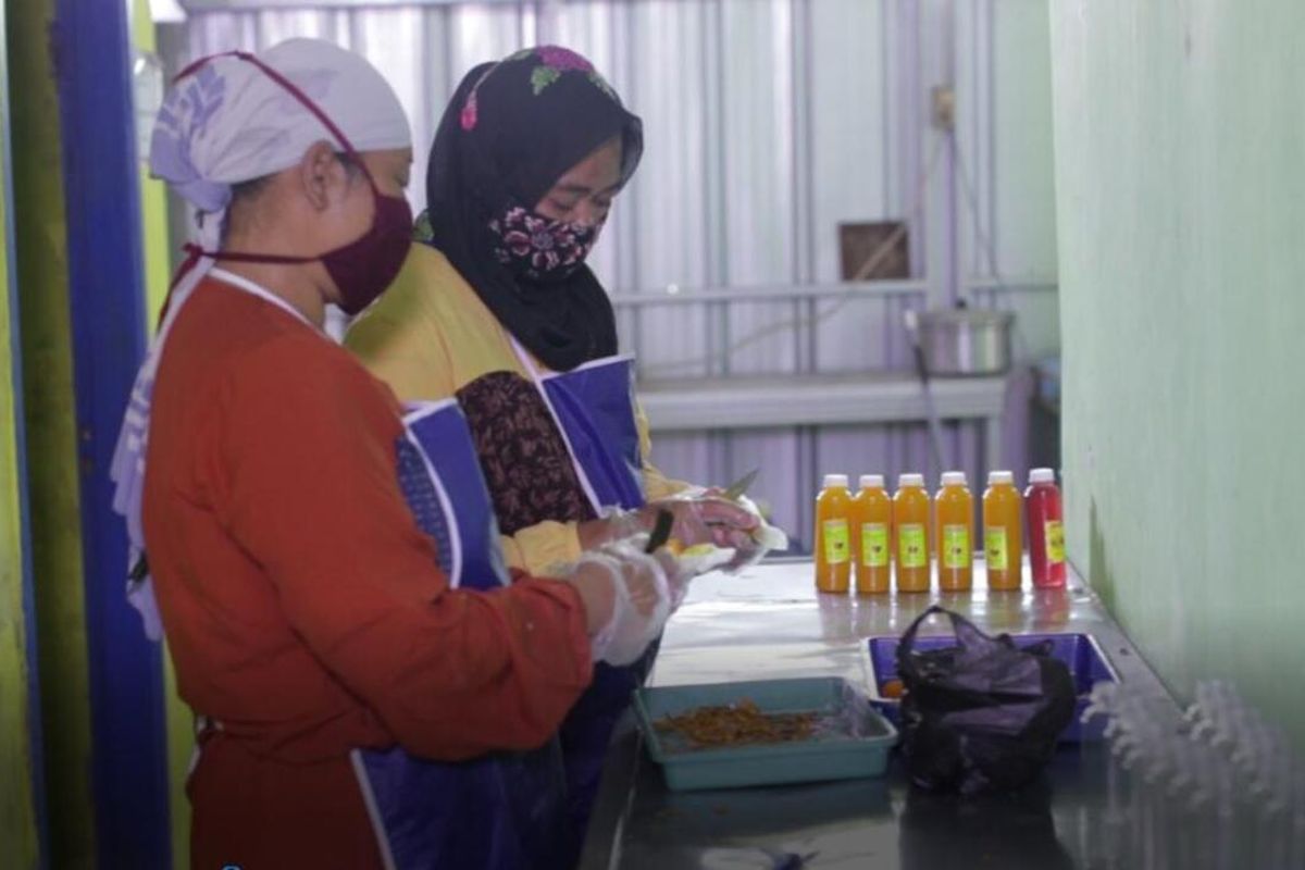 Jubaedah (46) peraih Silver Awards-Local Hero Achievement pada ajang E2S Proving League 2022, Jumat (29/7/2022).