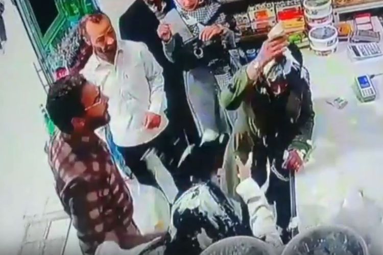 Tangkapan layar CCTV dua perempuan di Iran disiram yoghurt di sebuah toko oleh seorang pria yang menganggap mereka tak memakai jilbab atau tak menutupi rambut sepenuhnya.