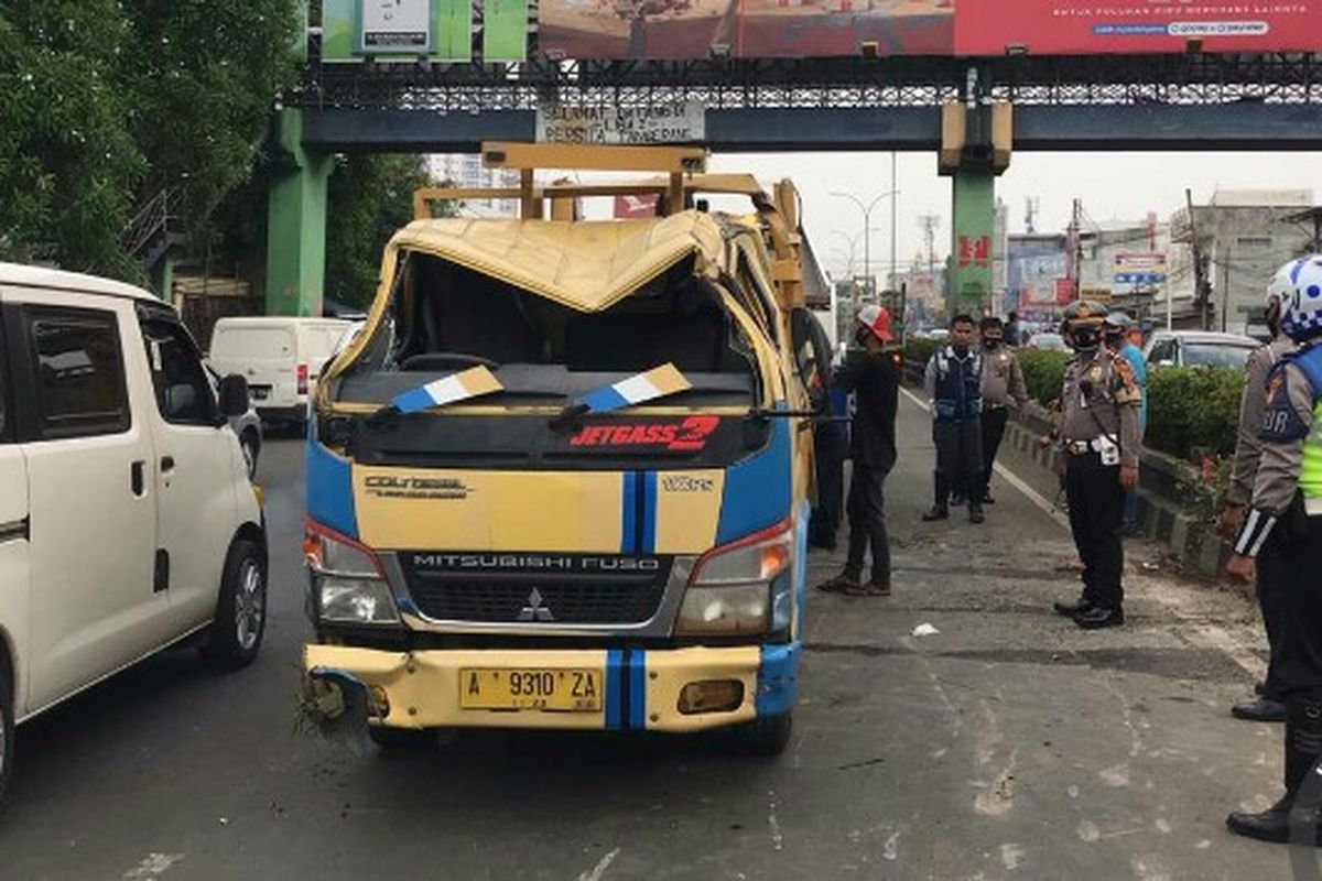 Sebuah truk yang dikendarai oleh Ahmad Nurvendi terbalik karena diduga hilang kendali akibat ban belakang pecah. Kecelakaan itu terjadi di depan  Plaza Serpong Jalan Raya Serpong, Tangerang Selatan, Sabtu (26/9/2020) siang.