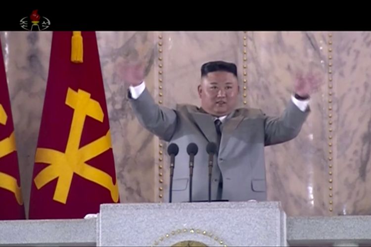 Dalam foto yang merupakan tangkapan layar dari kanal televisi Korea Utara KRT pada 10 Oktober 2020, nampak Kim Jong Un memberikan pidato dalam parade militer untuk merayakan 75 tahun Partai Buruh di Pyongyang.