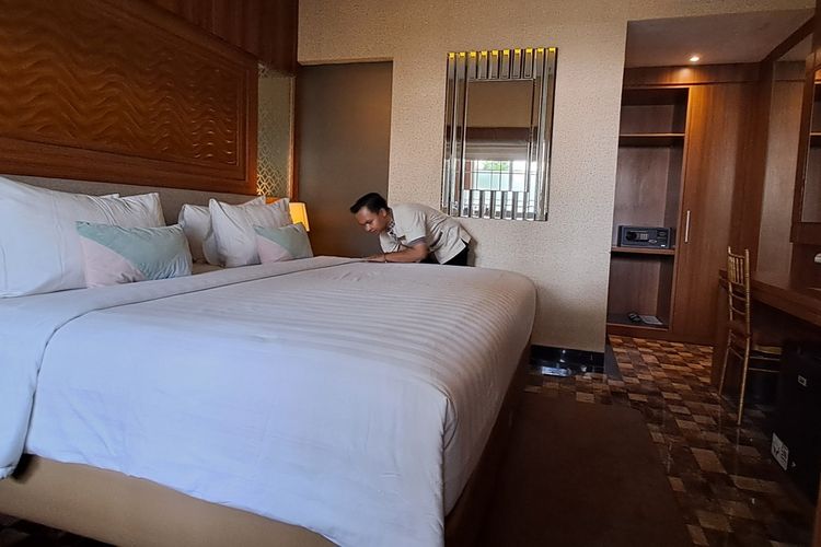 Housekeeping sedang membersihkan kamar hotel di Petit Boutique Hotel Kota Solo, Jawa Tengah (Jateng), Kamis (9/11/2023).