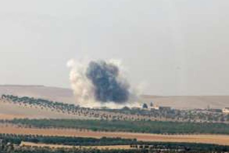 Asap mengepul di luar Jarablus, kota perbatasan Suriah. Foto diambil dari kota Karkamis di Provinsi Gaziantep, Turki, 24 Agustus 2016.
