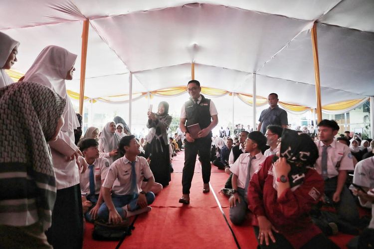 Gubernur Jawa Barat (Jabar) Ridwan Kamil saat meresmikan Penerimaan Peserta Didik Baru (PPDB) Tahun 2023 di Sekolah Menengah Kejuruan Negeri (SMKN) 4 Padalarang, Kabupaten Bandung Barat, Selasa (16/5/2023).

