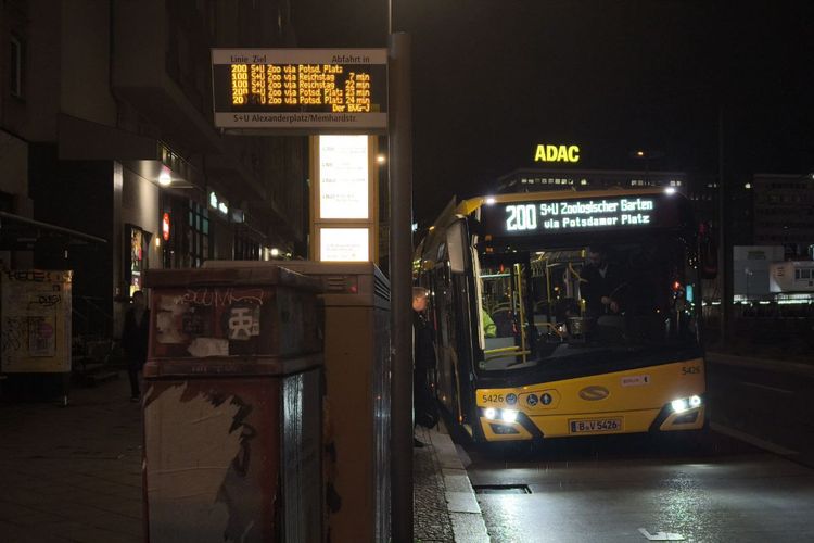 Transportasi bus umum di Jerman. Suasana malam ketika orang-orang sudah selesai bekerja dan ingin kembali ke rumah beristirahat atau melakukan pekerjaan lain