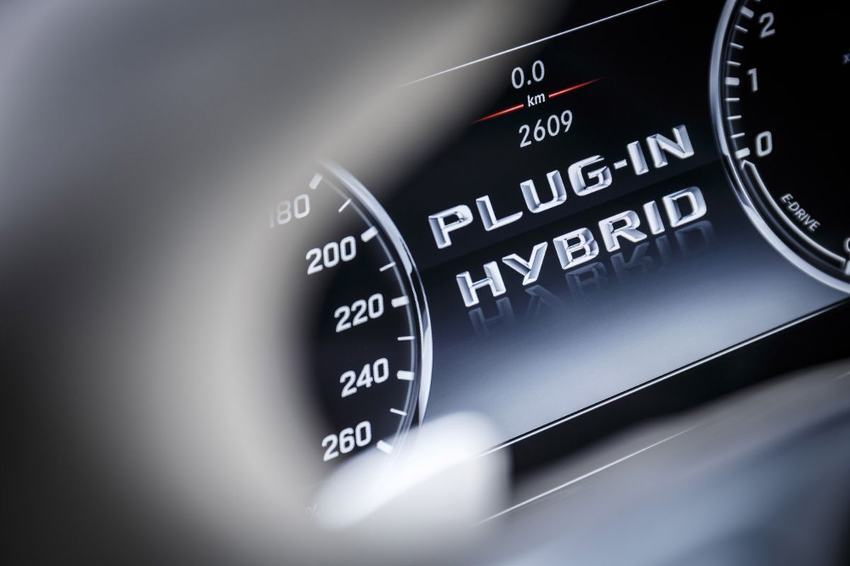 Ilustrasi mobil Plug-in Hybrid.