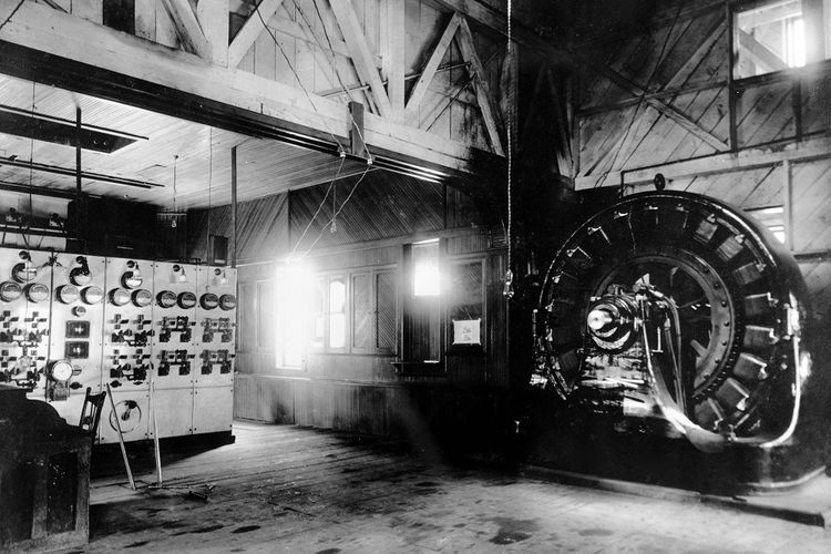 Generator AC Westinghouse. Generator AC pertama di dunia. Dibangun oleh Nikola Tesla dan George Westinghouse.