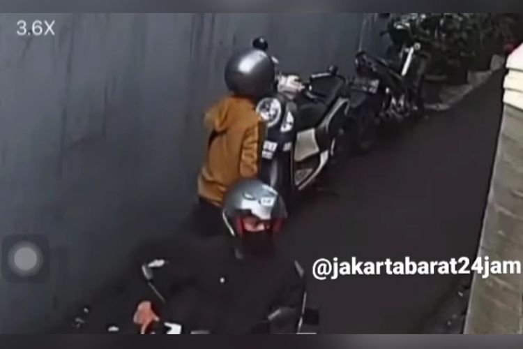 Tangkapan layar dua pelaku curanmor melancarkan aksinya di Jalan Duku Barat 1, Tanjung Duren, Jakarta Barat, Rabu (28/6/2023). 