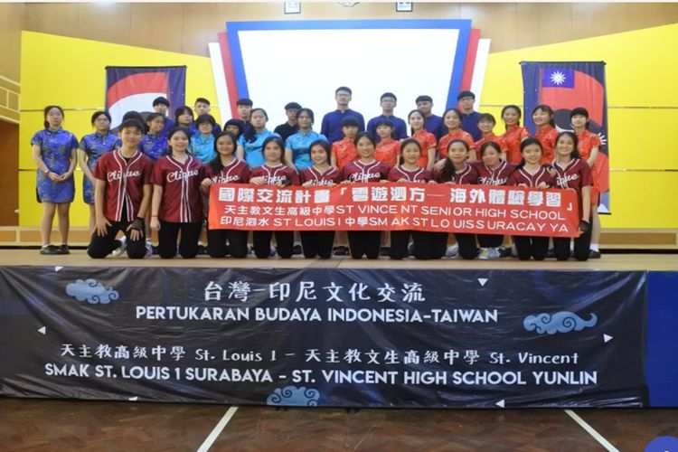 Beberapa siswa SMAK St. Louis 1 bersama guru pendamping mengadakan kunjungan ke St. Vincent Taiwan