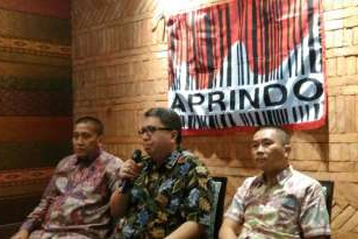 Ketua Umum Aprindo Roy Mandey (tengah) saat konfrensi pers di Jakarta, Senin (3/10/2016).