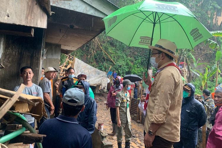 Gubernur Jawa Barat Ridwan Kamil meninjau lokasi pasca longsor di wilayah RT 03/01 Kel. Dago, Kec. Coblong Kota Bandung, Senin (15/11/2021).
